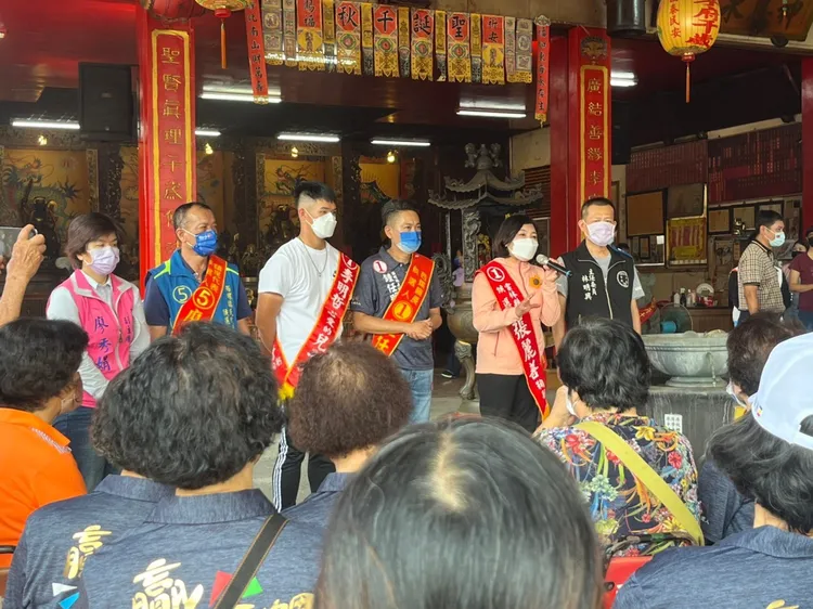 縣長張麗善繼續20鄉鎮巡迴拜票，結合地方候選人向鄉親當面說明願景規劃，宣揚政績。張麗善提供