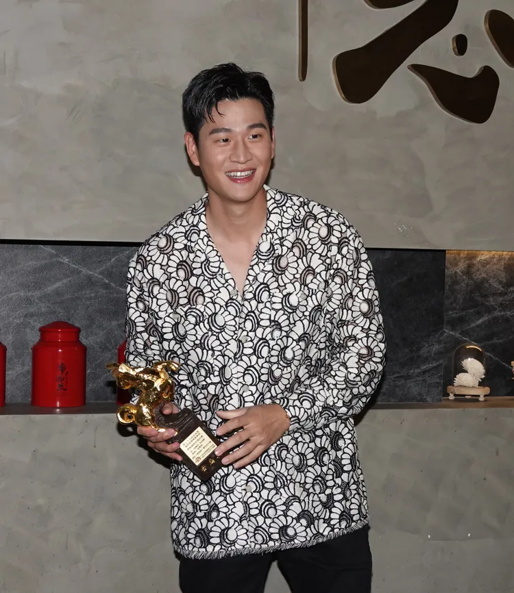 周興哲開心拿下生涯首座金馬獎。陳德興攝