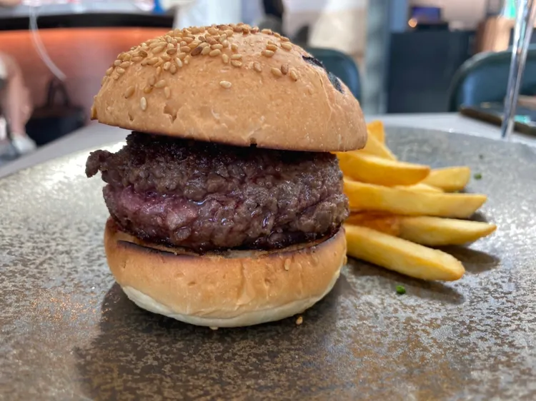 尾崎牛直球漢堡780元。業者提供