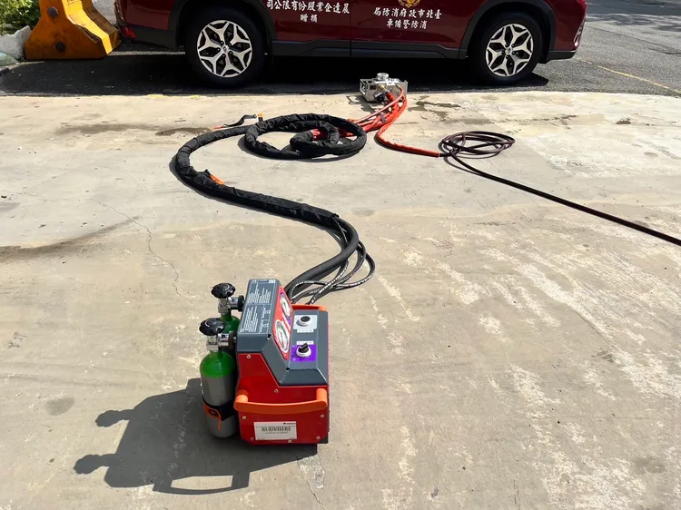 「電動車電池滅火系統組」配備獨立的「穿刺滅火裝置」與「遠端控制設備」。翻攝畫面