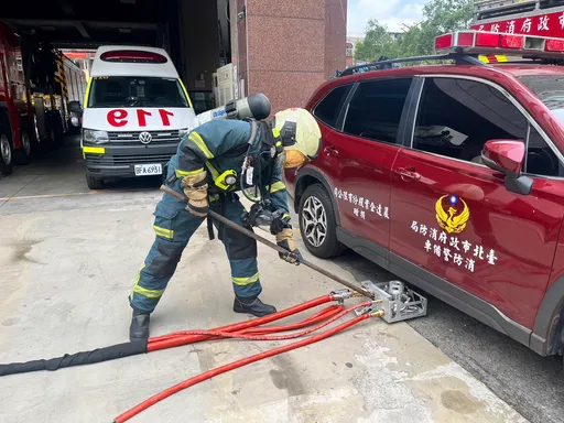 北市消防局增添救災利器 率先引進「電動車電池滅火系統組」