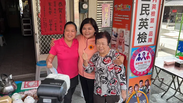 張麗善(中)十餘年前擔任媒人成功撮合美滿姻緣，今與婆媳倆相見歡。魏嘉良攝