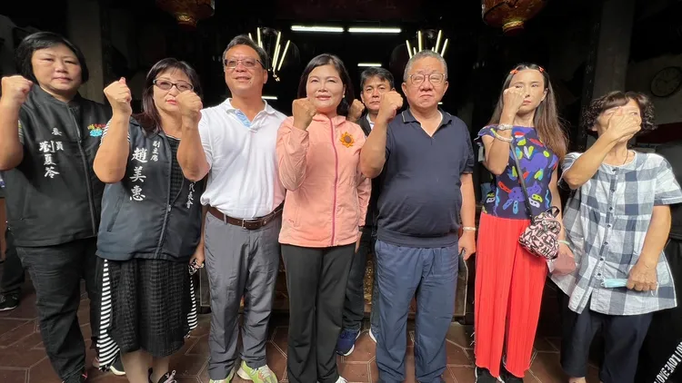 張麗善(中)分析勝選主因是4年施政與團隊努力受鄉親肯定。魏嘉良攝