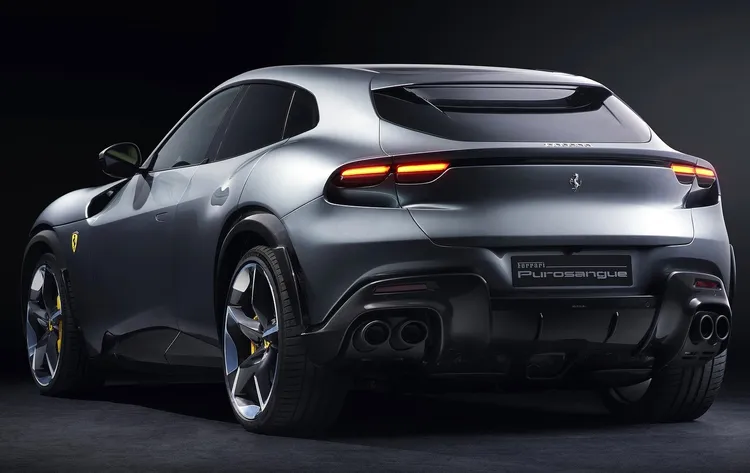 新車初期僅提供一款象徵意義十足的6.5升V12自然進氣引擎，最大馬力高達725匹。原廠提供