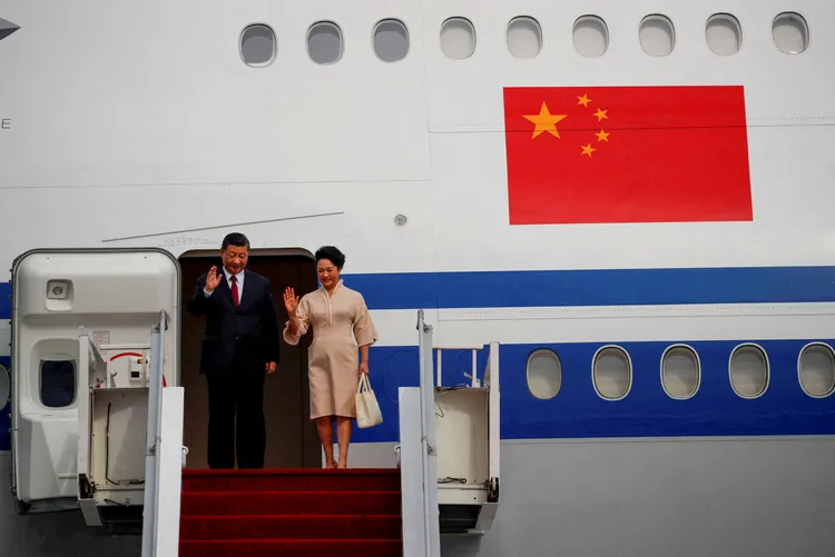 習近平與妻子彭麗媛14日搭乘專機飛抵峇里島。路透社