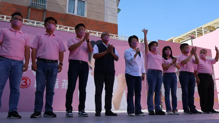 盧秀燕8位競選總幹事一字排開，展現團結勝選氣氛。鮮明攝