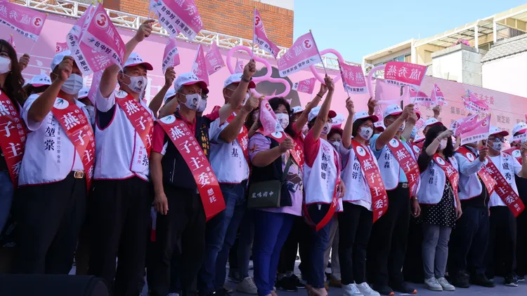 上百位「燕子主委」上台力挺盧秀燕。鮮明攝