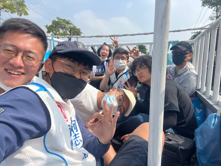 柯志恩團隊也安排小編輪番上陣大秀才藝，與網友在車掃期間直播互動。柯辦提供