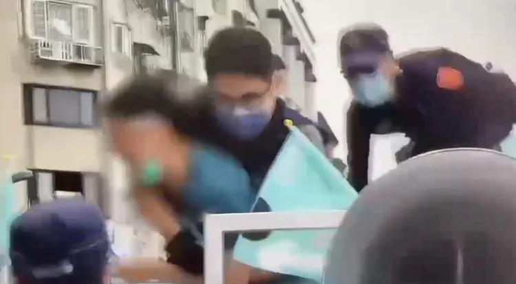 民眾持刀闖上民進黨台北市長候選人陳時中宣傳車。翻攝畫面