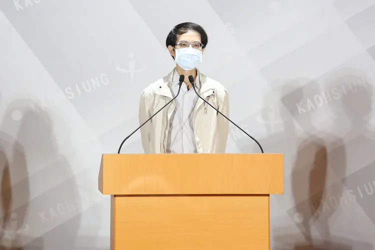 鄭宇翔上衣顏色跟背景相近。高雄市選委會提供