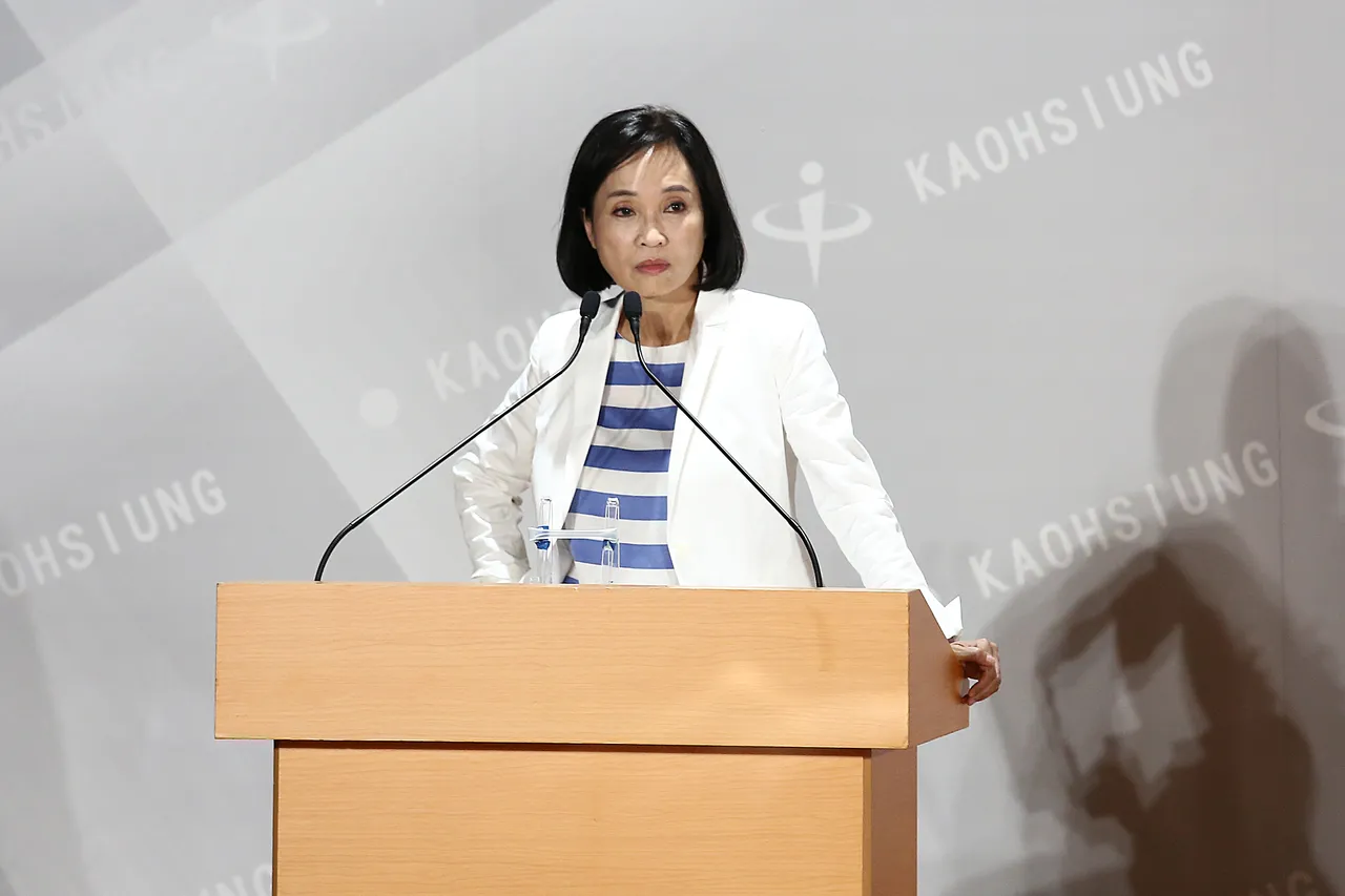 柯志恩以白色筆挺的西裝外套,內搭休閒風的藍白橫紋上衣。高雄市選委會提供