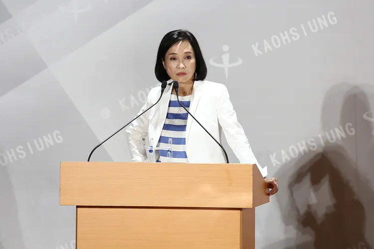 柯志恩以白色筆挺的西裝外套，內搭休閒風的藍白橫紋上衣。高雄市選委會提供