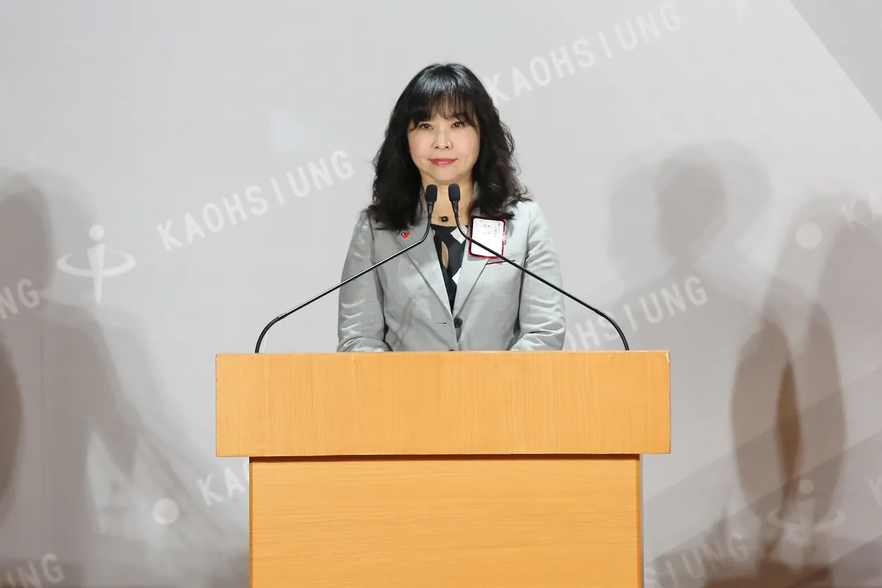 曾尹儷以西裝外套搭配圓領花紋內搭。高雄市選委會提供
