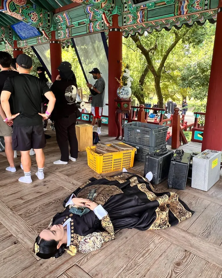 金惠秀在片場隨處都可以躺下休息。翻攝金惠秀IG