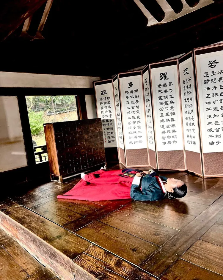 金惠秀累了就躺下，超級隨興。翻攝金惠秀IG