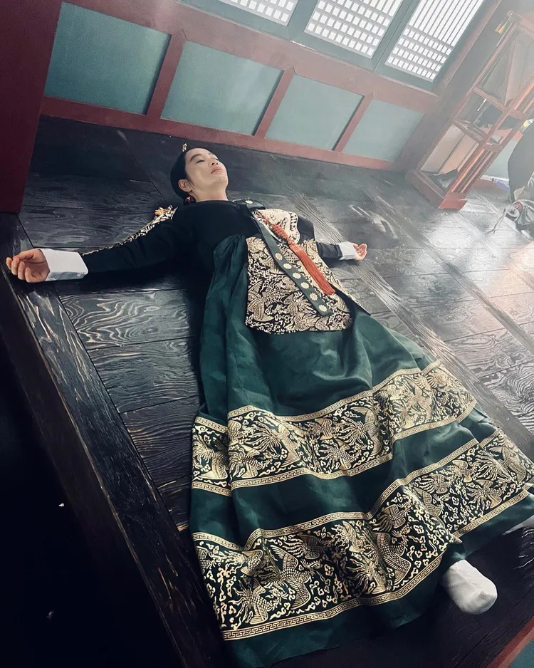 整個片場都是金惠秀的休憩場。翻攝金惠秀IG