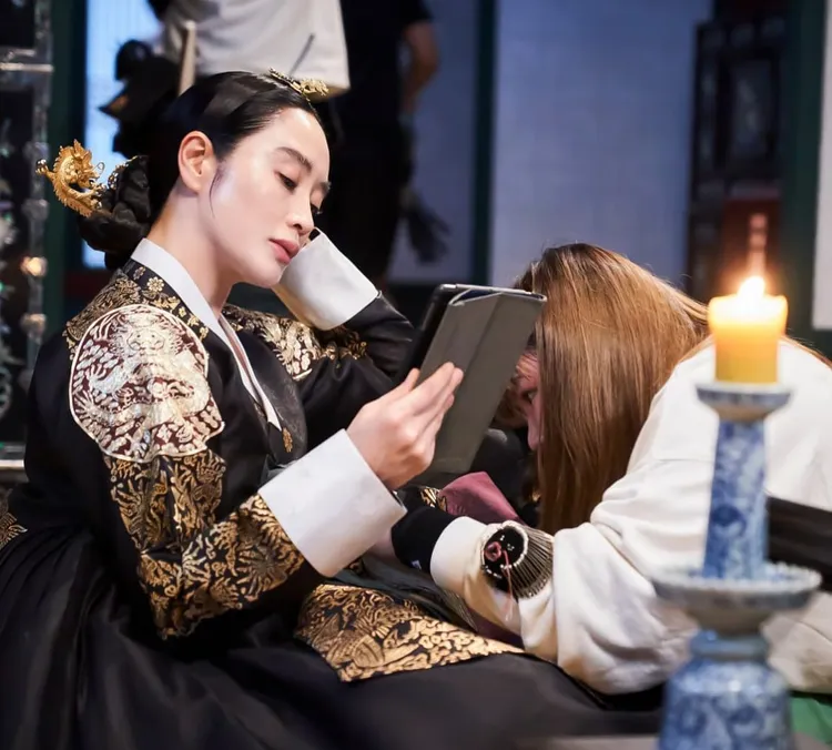 金惠秀穿著古裝用3C，很有穿越的奇妙感。翻攝金惠秀IG