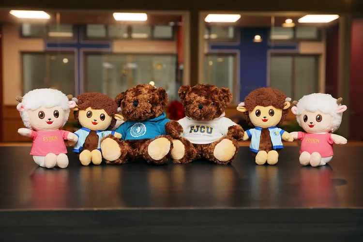 還有輔大吉祥物，輔仁羊，輔仁熊。輔大提供