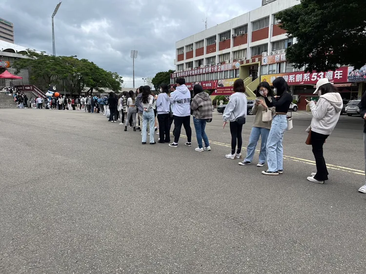輔大中美堂外，晚間的比賽，一早就已經排起長長人龍。輔大提供