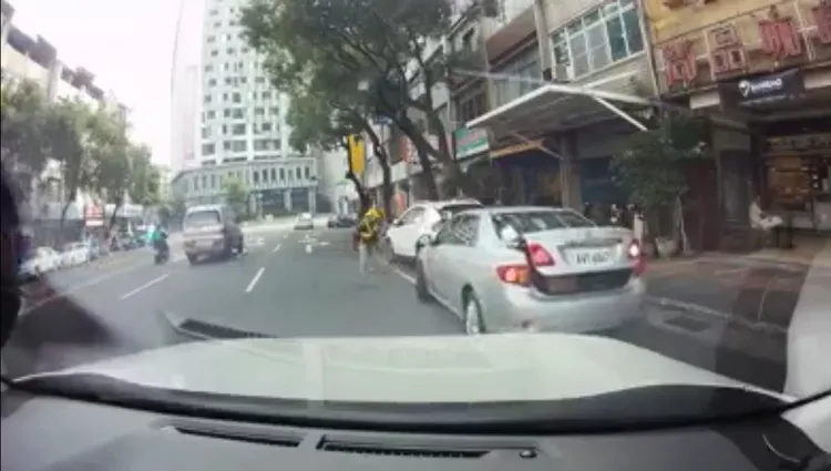 銀色汽車停進停車位。讀者提供