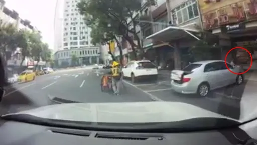 高雄駕駛為搶車位!逆向還開上人行道 警揭曉共要付出這麼多代價