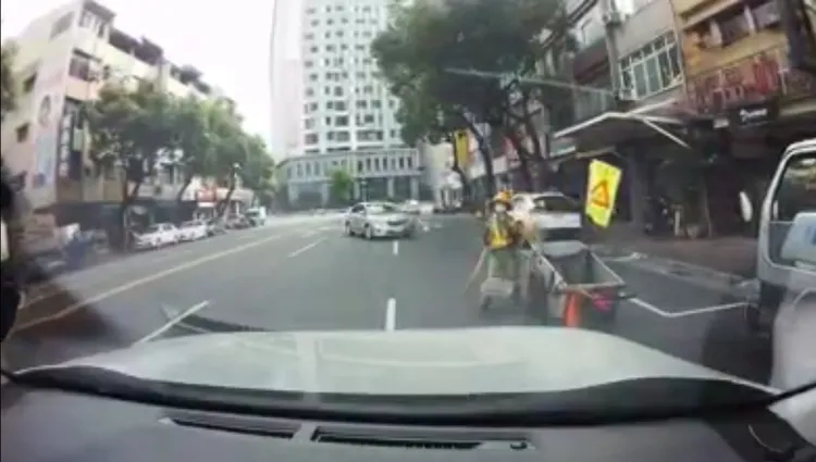 銀色汽車逆向開往停車位。讀者提供