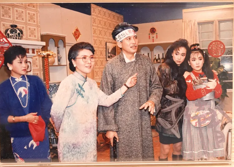 翠珊趙永馨（右起）被劉雪華保護，秦漢、李麗鳳、谷音在《庭院深深》。陳德興翻攝