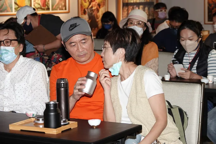 湯志偉（中）和老婆也到場。陳德興攝