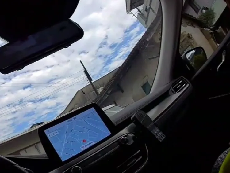 巡邏車抵達阿嬤居住的土角厝古厝。讀者提供