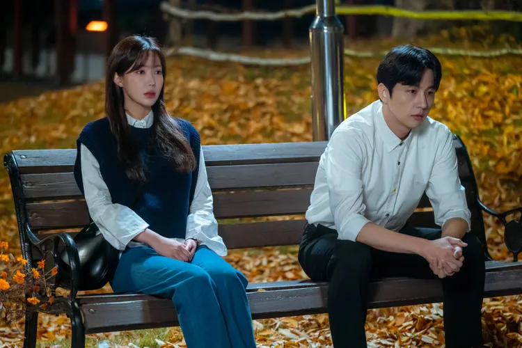 林秀香(左)懷了別人孩子，暖男刑警申東旭對她依舊深情。衛視中文台