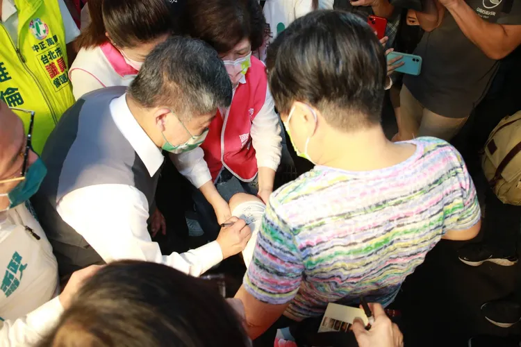 有支持者希望陳時中在褲子上簽名。資料照，朱世閎攝