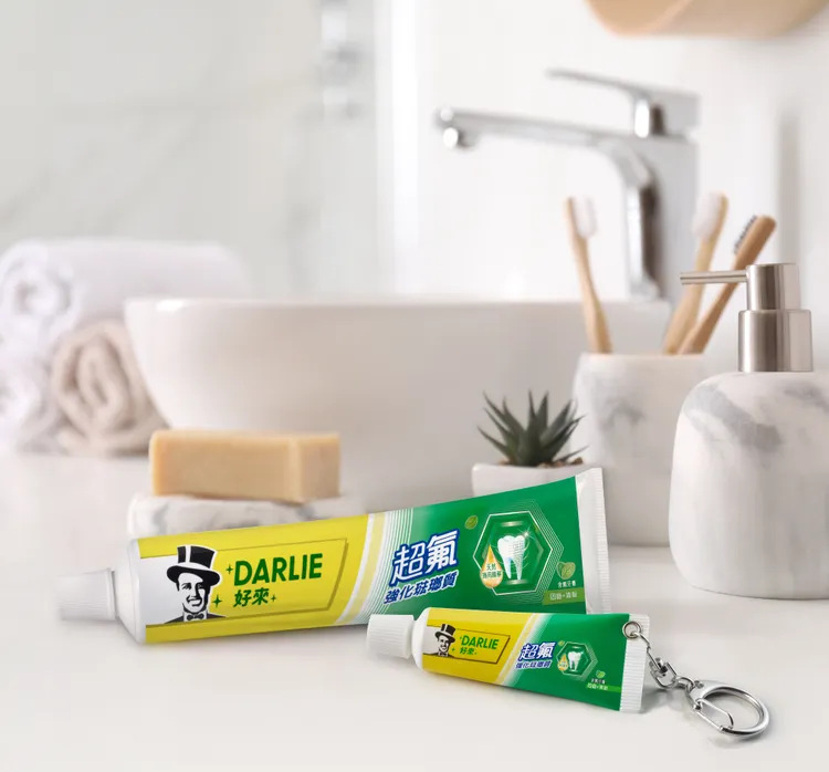 立體悠遊卡不僅保留了經典配色及品牌LOGO，背後甚至還有成分標示，牙膏蓋還可以轉開。業者提供