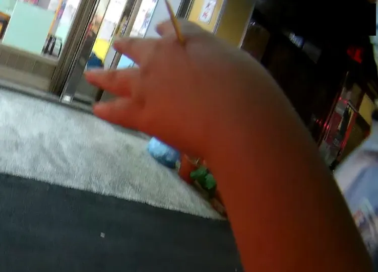 男童左手掌遭長10公分、直徑約2釐米竹籤刺穿。民眾提供