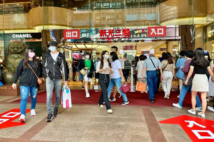 天蠍小心買了許多根本不需要的東西。示意圖／資料照