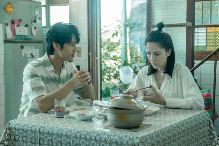 胡宇威（左）得知女友許瑋甯曾遭性侵後更加照顧並試圖分擔傷痛。八大提供