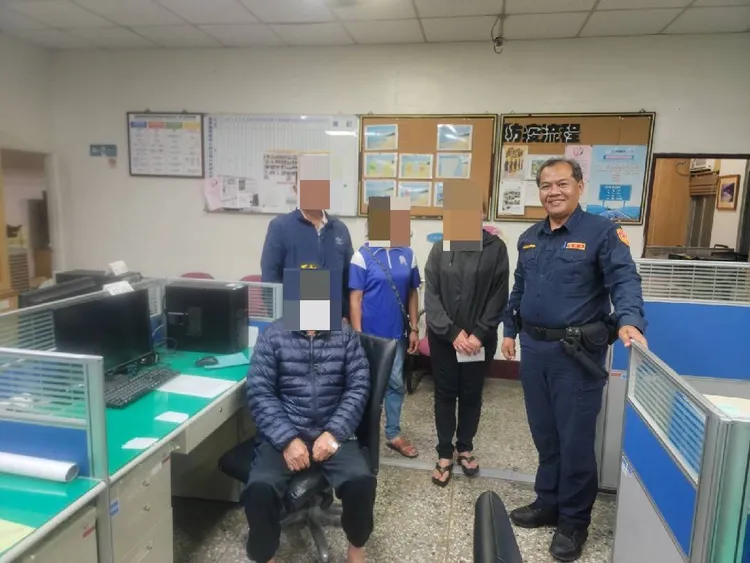 朱翁家屬至派出所內將朱翁帶回返家。大武分局提供