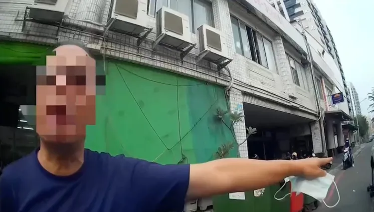 陳姓男子攔下拖吊車，要求警方把車放下來。讀者提供