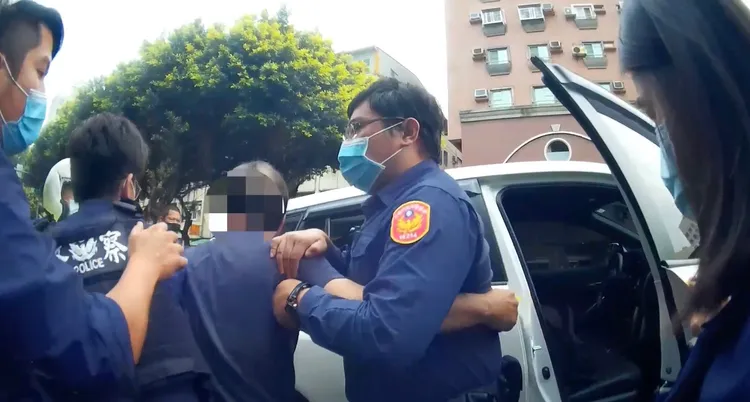 警方將陳姓男子依妨害公務現行犯逮捕。讀者提供