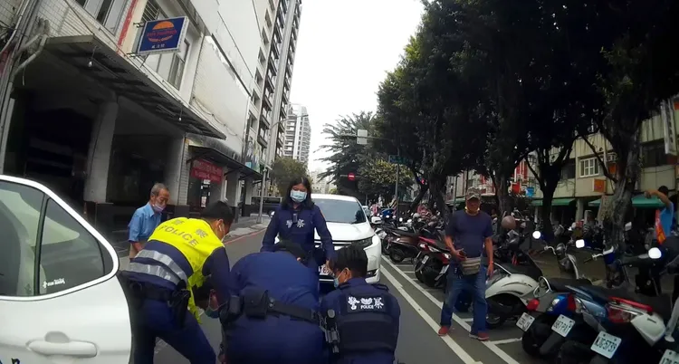 民族派出所警員巡邏經過現場，發現陳男攔阻拖吊，已經妨害公務，立刻以優勢警力將他逮捕。讀者提供