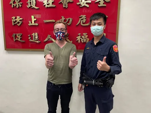 法國男遺失背包　「台灣警察NO.1」警火速找回直誇讚