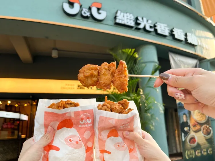 繼光香香雞推出全年度最強買1送1活動，共計8天，買大份香香炸雞就送中份香香炸雞兌換券。業者提供