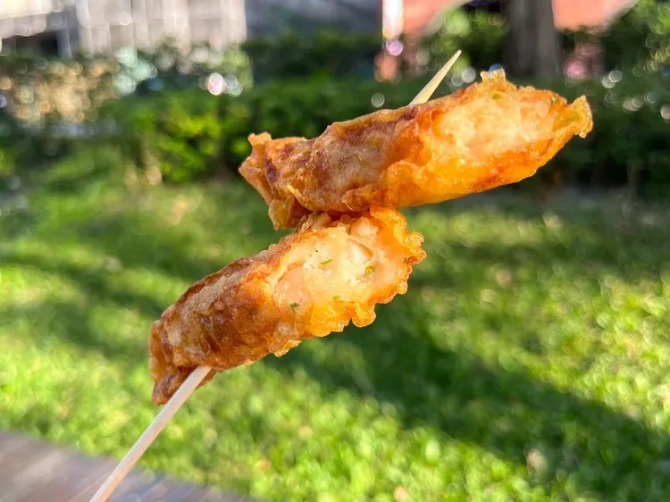 繼光香香雞推出外皮金黃酥脆，內裡彈牙海味飽滿的新品-酥炸蝦捲。業者提供