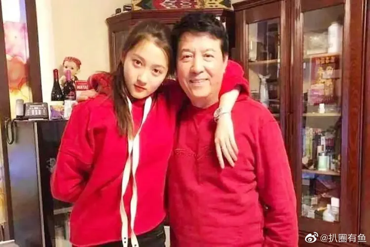 關曉彤（左）與父親關少曾感情很好。翻攝扒圈有魚微博