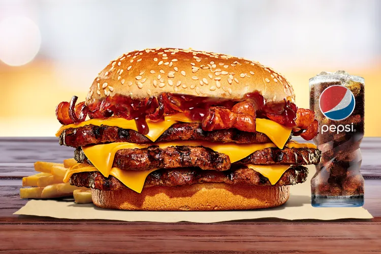 個人超省餐百元起，肉控首選三層犇牛堡餐，搭配小份薯條、小杯可樂。業者提供