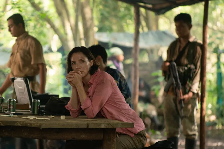 潔西卡柯林斯飾演到哥倫比亞做研究卻遭綁架的頂尖科學家。Apple TV+提供