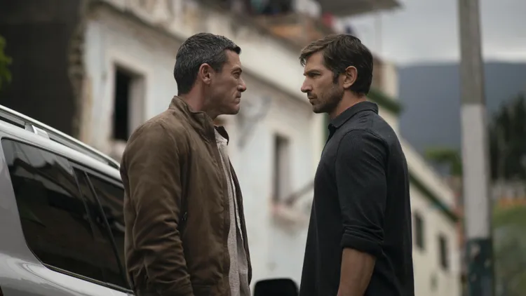 斑比（左）與王子是美國陸軍精銳部隊的隊友，但2人對事物看法未必一致。Apple TV+提供