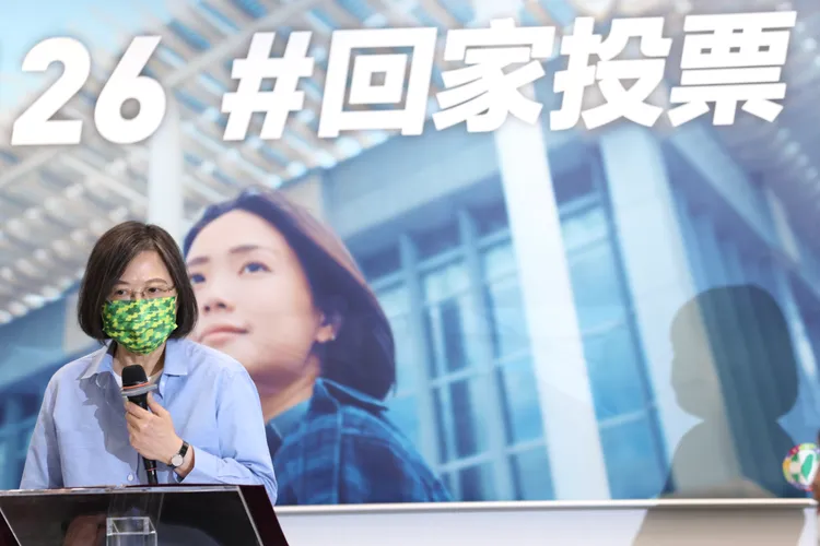 蔡英文昨在「1126催票行動計畫」記者會，疾呼青年返鄉投票。民進黨提供