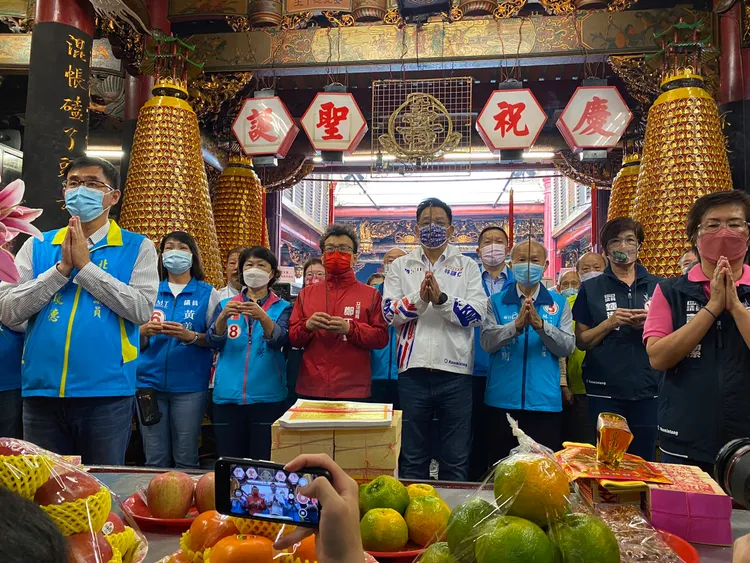 林耕仁到城煌廟祈福。林耕仁競辦供