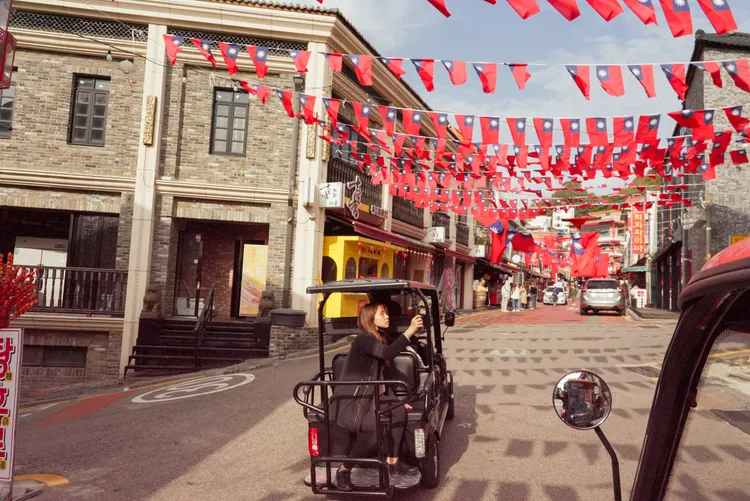 採訪團隊抵達中國城時，巧遇當地華僑為慶祝雙十國慶，現場佈滿青天白日滿地紅的中華民國國旗。仁川觀光公社提供