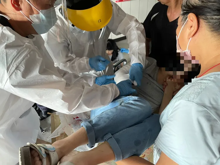 救護員到場搶救。民眾提供